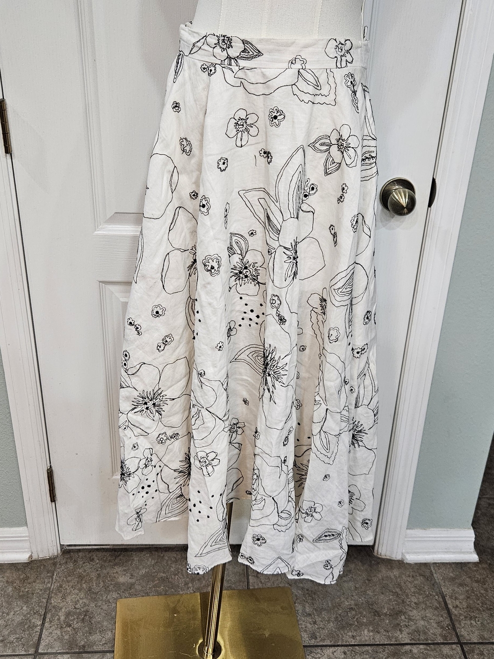Anne Klein White Maxi Skirt with Black Floral Outline